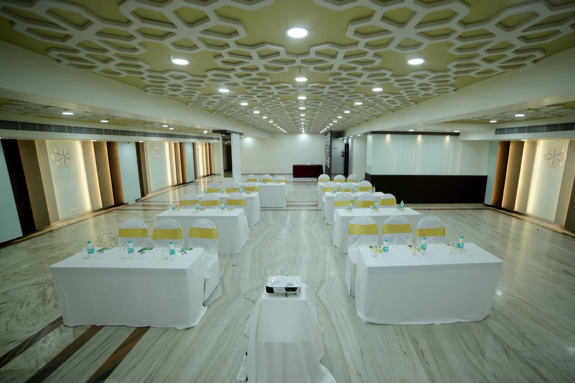 Raj Park- Hill View Hotel Тирупати Екстериор снимка