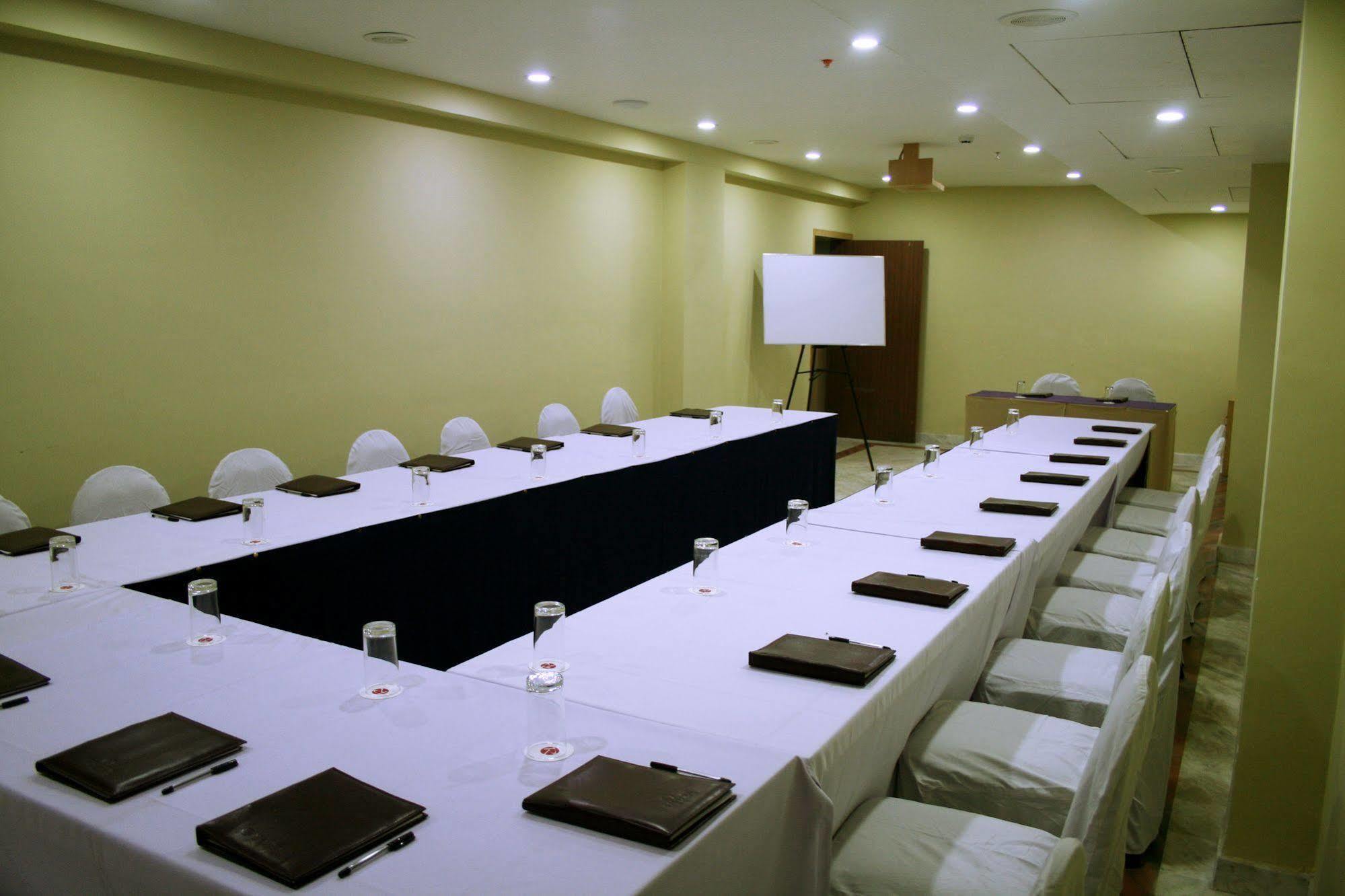 Raj Park- Hill View Hotel Тирупати Екстериор снимка