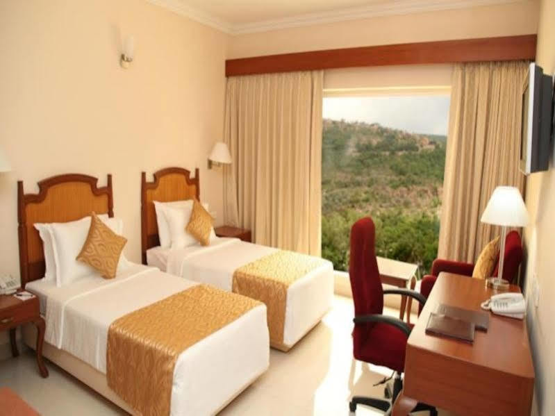 Raj Park- Hill View Hotel Тирупати Екстериор снимка