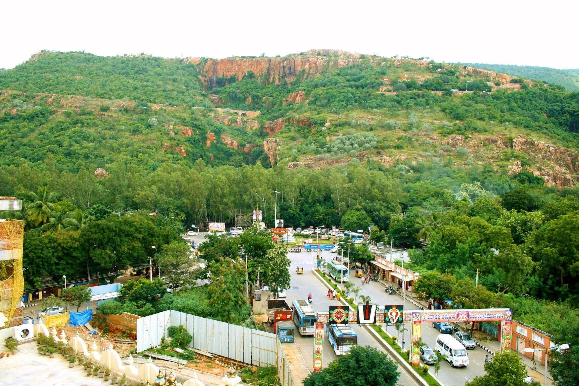 Raj Park- Hill View Hotel Тирупати Екстериор снимка